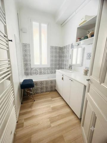 Élégant rez-de-villa T5 avec jardin privatif, cave de 18 m² et volumes exceptionnels

À seulement quelques minutes des plages du Mourillon, découvrez ce superbe rez-de-villa de type T5 de 98m², offrant le charme de l’ancien associé au confort d’aujourd’hui.

Dès l’entrée, vous serez séduit par ses volumes généreux, sa hauteur sous plafond de 3,20 mètres et sa luminosité traversante, qui procurent une agréable sensation d’espace et une qualité de vie rare.

L’appartement développe une distribution particulièrement fonctionnelle :

Une vaste entrée d’environ 7 m².
Une belle pièce de vie de près de 39 m² avec salon, séjour et cuisine ouverte.
Trois grandes chambres d’environ 10 m², 13 m² et 19 m².
Un dressing indépendant.
Une salle de bains avec baignoire.
Un WC séparé.
Côté extérieur, vous profiterez d’un jardinet privatif d’environ 25 m², idéal pour partager des repas en famille, créer un coin détente ou profiter des belles journées ensoleillées.

En complément, une cave de 18 m² offre un véritable espace supplémentaire, parfait pour un atelier, du stockage ou un local à vélos.

Pour votre confort, le bien est équipé d’une climatisation gainable réversible, complétée par un chauffage au gaz.

Situé dans une maison divisée en seulement deux logements, ce rez-de-villa bénéficie d’un environnement calme, avec un unique propriétaire à l’étage, offrant ainsi un cadre de vie agréable, proche des commerces, des écoles, des transports et du littoral.

Un bien rare sur le secteur, idéal pour une famille ou pour ceux qui recherchent le confort d’une maison tout en conservant les avantages d’un appartement.

À découvrir sans tarder !
