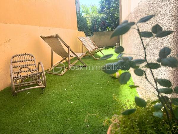 Élégant rez-de-villa T5 avec jardin privatif, cave de 18 m² et volumes exceptionnels

À seulement quelques minutes des plages du Mourillon, découvrez ce superbe rez-de-villa de type T5 de 98m², offrant le charme de l’ancien associé au confort d’aujourd’hui.

Dès l’entrée, vous serez séduit par ses volumes généreux, sa hauteur sous plafond de 3,20 mètres et sa luminosité traversante, qui procurent une agréable sensation d’espace et une qualité de vie rare.

L’appartement développe une distribution particulièrement fonctionnelle :

Une vaste entrée d’environ 7 m².
Une belle pièce de vie de près de 39 m² avec salon, séjour et cuisine ouverte.
Trois grandes chambres d’environ 10 m², 13 m² et 19 m².
Un dressing indépendant.
Une salle de bains avec baignoire.
Un WC séparé.
Côté extérieur, vous profiterez d’un jardinet privatif d’environ 25 m², idéal pour partager des repas en famille, créer un coin détente ou profiter des belles journées ensoleillées.

En complément, une cave de 18 m² offre un véritable espace supplémentaire, parfait pour un atelier, du stockage ou un local à vélos.

Pour votre confort, le bien est équipé d’une climatisation gainable réversible, complétée par un chauffage au gaz.

Situé dans une maison divisée en seulement deux logements, ce rez-de-villa bénéficie d’un environnement calme, avec un unique propriétaire à l’étage, offrant ainsi un cadre de vie agréable, proche des commerces, des écoles, des transports et du littoral.

Un bien rare sur le secteur, idéal pour une famille ou pour ceux qui recherchent le confort d’une maison tout en conservant les avantages d’un appartement.

À découvrir sans tarder !