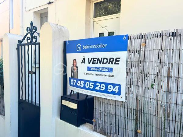 Élégant rez-de-villa T5 avec jardin privatif, cave de 18 m² et volumes exceptionnels

À seulement quelques minutes des plages du Mourillon, découvrez ce superbe rez-de-villa de type T5 de 98m², offrant le charme de l’ancien associé au confort d’aujourd’hui.

Dès l’entrée, vous serez séduit par ses volumes généreux, sa hauteur sous plafond de 3,20 mètres et sa luminosité traversante, qui procurent une agréable sensation d’espace et une qualité de vie rare.

L’appartement développe une distribution particulièrement fonctionnelle :

Une vaste entrée d’environ 7 m².
Une belle pièce de vie de près de 39 m² avec salon, séjour et cuisine ouverte.
Trois grandes chambres d’environ 10 m², 13 m² et 19 m².
Un dressing indépendant.
Une salle de bains avec baignoire.
Un WC séparé.
Côté extérieur, vous profiterez d’un jardinet privatif d’environ 25 m², idéal pour partager des repas en famille, créer un coin détente ou profiter des belles journées ensoleillées.

En complément, une cave de 18 m² offre un véritable espace supplémentaire, parfait pour un atelier, du stockage ou un local à vélos.

Pour votre confort, le bien est équipé d’une climatisation gainable réversible, complétée par un chauffage au gaz.

Situé dans une maison divisée en seulement deux logements, ce rez-de-villa bénéficie d’un environnement calme, avec un unique propriétaire à l’étage, offrant ainsi un cadre de vie agréable, proche des commerces, des écoles, des transports et du littoral.

Un bien rare sur le secteur, idéal pour une famille ou pour ceux qui recherchent le confort d’une maison tout en conservant les avantages d’un appartement.

À découvrir sans tarder !