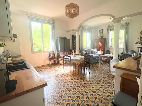 Élégant rez-de-villa T5 avec jardin privatif, cave de 18 m² et volumes exceptionnels

À seulement quelques minutes des plages du Mourillon, découvrez ce superbe rez-de-villa de type T5 de 98m², offrant le charme de l’ancien associé au confort d’aujourd’hui.

Dès l’entrée, vous serez séduit par ses volumes généreux, sa hauteur sous plafond de 3,20 mètres et sa luminosité traversante, qui procurent une agréable sensation d’espace et une qualité de vie rare.

L’appartement développe une distribution particulièrement fonctionnelle :

Une vaste entrée d’environ 7 m².
Une belle pièce de vie de près de 39 m² avec salon, séjour et cuisine ouverte.
Trois grandes chambres d’environ 10 m², 13 m² et 19 m².
Un dressing indépendant.
Une salle de bains avec baignoire.
Un WC séparé.
Côté extérieur, vous profiterez d’un jardinet privatif d’environ 25 m², idéal pour partager des repas en famille, créer un coin détente ou profiter des belles journées ensoleillées.

En complément, une cave de 18 m² offre un véritable espace supplémentaire, parfait pour un atelier, du stockage ou un local à vélos.

Pour votre confort, le bien est équipé d’une climatisation gainable réversible, complétée par un chauffage au gaz.

Situé dans une maison divisée en seulement deux logements, ce rez-de-villa bénéficie d’un environnement calme, avec un unique propriétaire à l’étage, offrant ainsi un cadre de vie agréable, proche des commerces, des écoles, des transports et du littoral.

Un bien rare sur le secteur, idéal pour une famille ou pour ceux qui recherchent le confort d’une maison tout en conservant les avantages d’un appartement.

À découvrir sans tarder !