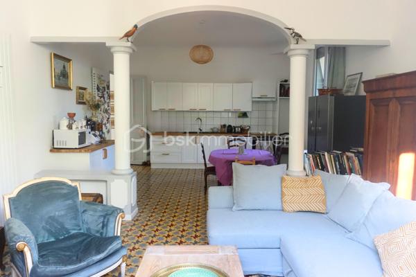 Élégant rez-de-villa T5 avec jardin privatif, cave de 18 m² et volumes exceptionnels

À seulement quelques minutes des plages du Mourillon, découvrez ce superbe rez-de-villa de type T5 de 98m², offrant le charme de l’ancien associé au confort d’aujourd’hui.

Dès l’entrée, vous serez séduit par ses volumes généreux, sa hauteur sous plafond de 3,20 mètres et sa luminosité traversante, qui procurent une agréable sensation d’espace et une qualité de vie rare.

L’appartement développe une distribution particulièrement fonctionnelle :

Une vaste entrée d’environ 7 m².
Une belle pièce de vie de près de 39 m² avec salon, séjour et cuisine ouverte.
Trois grandes chambres d’environ 10 m², 13 m² et 19 m².
Un dressing indépendant.
Une salle de bains avec baignoire.
Un WC séparé.
Côté extérieur, vous profiterez d’un jardinet privatif d’environ 25 m², idéal pour partager des repas en famille, créer un coin détente ou profiter des belles journées ensoleillées.

En complément, une cave de 18 m² offre un véritable espace supplémentaire, parfait pour un atelier, du stockage ou un local à vélos.

Pour votre confort, le bien est équipé d’une climatisation gainable réversible, complétée par un chauffage au gaz.

Situé dans une maison divisée en seulement deux logements, ce rez-de-villa bénéficie d’un environnement calme, avec un unique propriétaire à l’étage, offrant ainsi un cadre de vie agréable, proche des commerces, des écoles, des transports et du littoral.

Un bien rare sur le secteur, idéal pour une famille ou pour ceux qui recherchent le confort d’une maison tout en conservant les avantages d’un appartement.

À découvrir sans tarder !