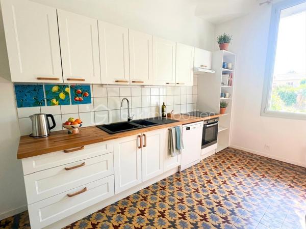 Élégant rez-de-villa T5 avec jardin privatif, cave de 18 m² et volumes exceptionnels

À seulement quelques minutes des plages du Mourillon, découvrez ce superbe rez-de-villa de type T5 de 98m², offrant le charme de l’ancien associé au confort d’aujourd’hui.

Dès l’entrée, vous serez séduit par ses volumes généreux, sa hauteur sous plafond de 3,20 mètres et sa luminosité traversante, qui procurent une agréable sensation d’espace et une qualité de vie rare.

L’appartement développe une distribution particulièrement fonctionnelle :

Une vaste entrée d’environ 7 m².
Une belle pièce de vie de près de 39 m² avec salon, séjour et cuisine ouverte.
Trois grandes chambres d’environ 10 m², 13 m² et 19 m².
Un dressing indépendant.
Une salle de bains avec baignoire.
Un WC séparé.
Côté extérieur, vous profiterez d’un jardinet privatif d’environ 25 m², idéal pour partager des repas en famille, créer un coin détente ou profiter des belles journées ensoleillées.

En complément, une cave de 18 m² offre un véritable espace supplémentaire, parfait pour un atelier, du stockage ou un local à vélos.

Pour votre confort, le bien est équipé d’une climatisation gainable réversible, complétée par un chauffage au gaz.

Situé dans une maison divisée en seulement deux logements, ce rez-de-villa bénéficie d’un environnement calme, avec un unique propriétaire à l’étage, offrant ainsi un cadre de vie agréable, proche des commerces, des écoles, des transports et du littoral.

Un bien rare sur le secteur, idéal pour une famille ou pour ceux qui recherchent le confort d’une maison tout en conservant les avantages d’un appartement.

À découvrir sans tarder !