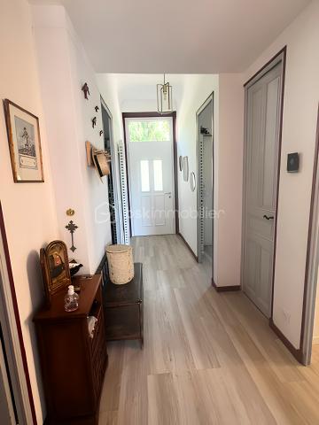 Élégant rez-de-villa T5 avec jardin privatif, cave de 18 m² et volumes exceptionnels

À seulement quelques minutes des plages du Mourillon, découvrez ce superbe rez-de-villa de type T5 de 98m², offrant le charme de l’ancien associé au confort d’aujourd’hui.

Dès l’entrée, vous serez séduit par ses volumes généreux, sa hauteur sous plafond de 3,20 mètres et sa luminosité traversante, qui procurent une agréable sensation d’espace et une qualité de vie rare.

L’appartement développe une distribution particulièrement fonctionnelle :

Une vaste entrée d’environ 7 m².
Une belle pièce de vie de près de 39 m² avec salon, séjour et cuisine ouverte.
Trois grandes chambres d’environ 10 m², 13 m² et 19 m².
Un dressing indépendant.
Une salle de bains avec baignoire.
Un WC séparé.
Côté extérieur, vous profiterez d’un jardinet privatif d’environ 25 m², idéal pour partager des repas en famille, créer un coin détente ou profiter des belles journées ensoleillées.

En complément, une cave de 18 m² offre un véritable espace supplémentaire, parfait pour un atelier, du stockage ou un local à vélos.

Pour votre confort, le bien est équipé d’une climatisation gainable réversible, complétée par un chauffage au gaz.

Situé dans une maison divisée en seulement deux logements, ce rez-de-villa bénéficie d’un environnement calme, avec un unique propriétaire à l’étage, offrant ainsi un cadre de vie agréable, proche des commerces, des écoles, des transports et du littoral.

Un bien rare sur le secteur, idéal pour une famille ou pour ceux qui recherchent le confort d’une maison tout en conservant les avantages d’un appartement.

À découvrir sans tarder !