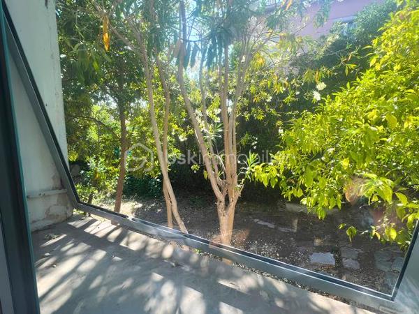Élégant rez-de-villa T5 avec jardin privatif, cave de 18 m² et volumes exceptionnels

À seulement quelques minutes des plages du Mourillon, découvrez ce superbe rez-de-villa de type T5 de 98m², offrant le charme de l’ancien associé au confort d’aujourd’hui.

Dès l’entrée, vous serez séduit par ses volumes généreux, sa hauteur sous plafond de 3,20 mètres et sa luminosité traversante, qui procurent une agréable sensation d’espace et une qualité de vie rare.

L’appartement développe une distribution particulièrement fonctionnelle :

Une vaste entrée d’environ 7 m².
Une belle pièce de vie de près de 39 m² avec salon, séjour et cuisine ouverte.
Trois grandes chambres d’environ 10 m², 13 m² et 19 m².
Un dressing indépendant.
Une salle de bains avec baignoire.
Un WC séparé.
Côté extérieur, vous profiterez d’un jardinet privatif d’environ 25 m², idéal pour partager des repas en famille, créer un coin détente ou profiter des belles journées ensoleillées.

En complément, une cave de 18 m² offre un véritable espace supplémentaire, parfait pour un atelier, du stockage ou un local à vélos.

Pour votre confort, le bien est équipé d’une climatisation gainable réversible, complétée par un chauffage au gaz.

Situé dans une maison divisée en seulement deux logements, ce rez-de-villa bénéficie d’un environnement calme, avec un unique propriétaire à l’étage, offrant ainsi un cadre de vie agréable, proche des commerces, des écoles, des transports et du littoral.

Un bien rare sur le secteur, idéal pour une famille ou pour ceux qui recherchent le confort d’une maison tout en conservant les avantages d’un appartement.

À découvrir sans tarder !
