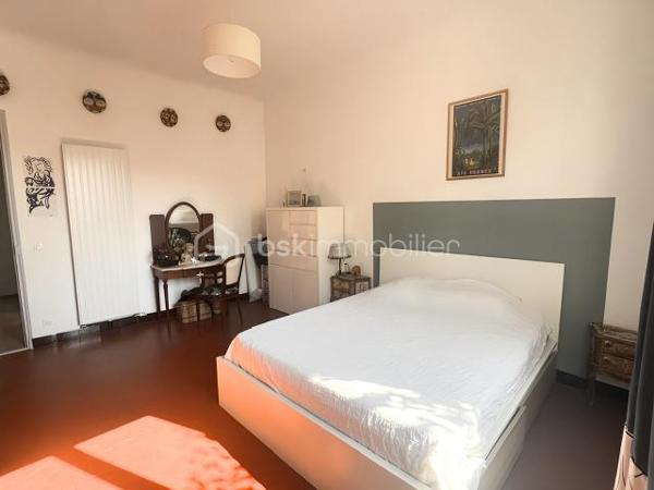 Élégant rez-de-villa T5 avec jardin privatif, cave de 18 m² et volumes exceptionnels

À seulement quelques minutes des plages du Mourillon, découvrez ce superbe rez-de-villa de type T5 de 98m², offrant le charme de l’ancien associé au confort d’aujourd’hui.

Dès l’entrée, vous serez séduit par ses volumes généreux, sa hauteur sous plafond de 3,20 mètres et sa luminosité traversante, qui procurent une agréable sensation d’espace et une qualité de vie rare.

L’appartement développe une distribution particulièrement fonctionnelle :

Une vaste entrée d’environ 7 m².
Une belle pièce de vie de près de 39 m² avec salon, séjour et cuisine ouverte.
Trois grandes chambres d’environ 10 m², 13 m² et 19 m².
Un dressing indépendant.
Une salle de bains avec baignoire.
Un WC séparé.
Côté extérieur, vous profiterez d’un jardinet privatif d’environ 25 m², idéal pour partager des repas en famille, créer un coin détente ou profiter des belles journées ensoleillées.

En complément, une cave de 18 m² offre un véritable espace supplémentaire, parfait pour un atelier, du stockage ou un local à vélos.

Pour votre confort, le bien est équipé d’une climatisation gainable réversible, complétée par un chauffage au gaz.

Situé dans une maison divisée en seulement deux logements, ce rez-de-villa bénéficie d’un environnement calme, avec un unique propriétaire à l’étage, offrant ainsi un cadre de vie agréable, proche des commerces, des écoles, des transports et du littoral.

Un bien rare sur le secteur, idéal pour une famille ou pour ceux qui recherchent le confort d’une maison tout en conservant les avantages d’un appartement.

À découvrir sans tarder !
