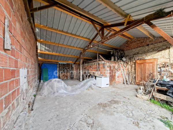 Maison à rénover avec nombreuses dépendances et grand terrain – Espinasse-Vozelle (03)