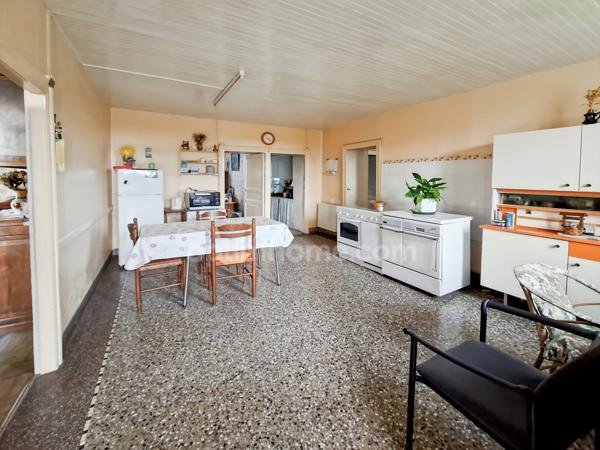 Maison à rénover avec nombreuses dépendances et grand terrain – Espinasse-Vozelle (03)