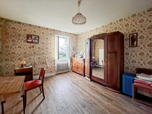 Maison à rénover avec nombreuses dépendances et grand terrain – Espinasse-Vozelle (03)