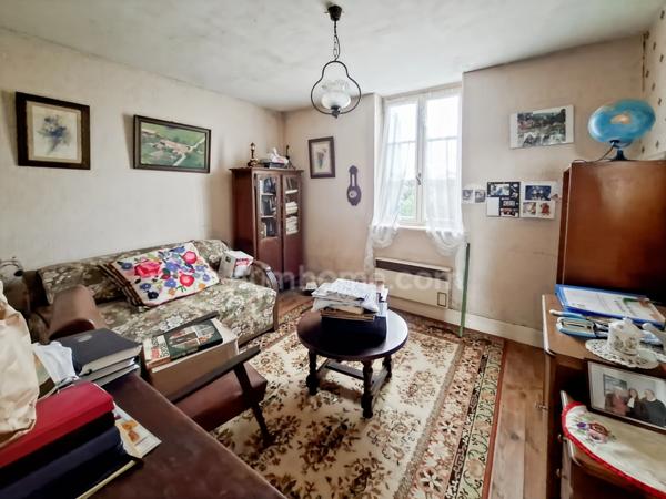 Maison à rénover avec nombreuses dépendances et grand terrain – Espinasse-Vozelle (03)