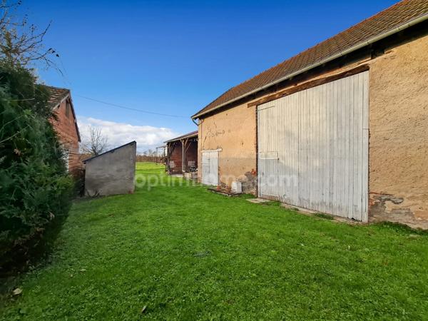 Maison à rénover avec nombreuses dépendances et grand terrain – Espinasse-Vozelle (03)