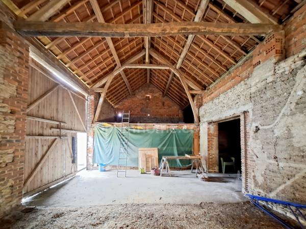 Maison à rénover avec nombreuses dépendances et grand terrain – Espinasse-Vozelle (03)