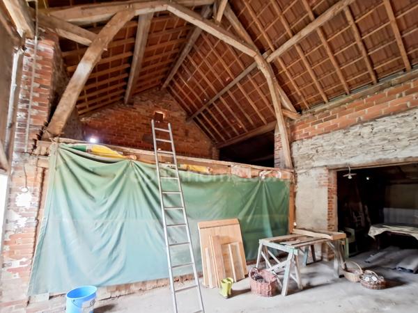 Maison à rénover avec nombreuses dépendances et grand terrain – Espinasse-Vozelle (03)