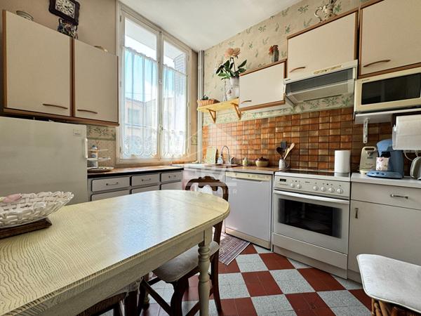 MAISON DE VILLE A RAFRAICHIR AVEC GARAGE DANS L'HYPER CENTRE DE PERIGUEUX.