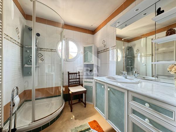 MAISON DE VILLE A RAFRAICHIR AVEC GARAGE DANS L'HYPER CENTRE DE PERIGUEUX.