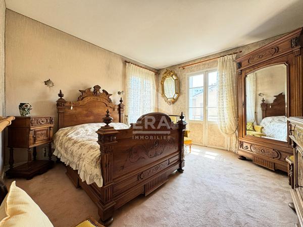 MAISON DE VILLE A RAFRAICHIR AVEC GARAGE DANS L'HYPER CENTRE DE PERIGUEUX.