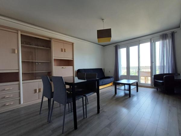 Agréable appartement familial situé au 4ème et dernier étage d’une petite résidence avec ascenseur et au pied des transports.