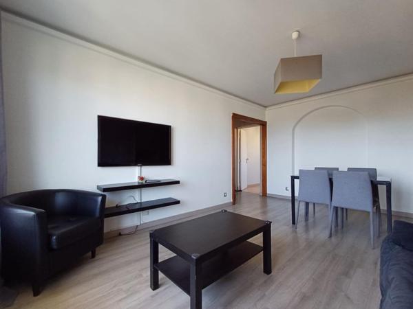 Agréable appartement familial situé au 4ème et dernier étage d’une petite résidence avec ascenseur et au pied des transports.