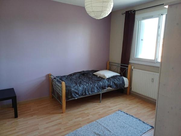 Agréable appartement familial situé au 4ème et dernier étage d’une petite résidence avec ascenseur et au pied des transports.