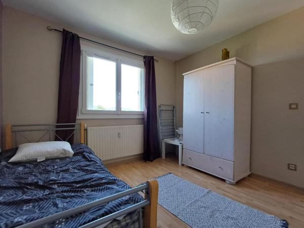 Agréable appartement familial situé au 4ème et dernier étage d’une petite résidence avec ascenseur et au pied des transports.