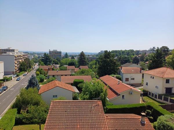 Agréable appartement familial situé au 4ème et dernier étage d’une petite résidence avec ascenseur et au pied des transports.