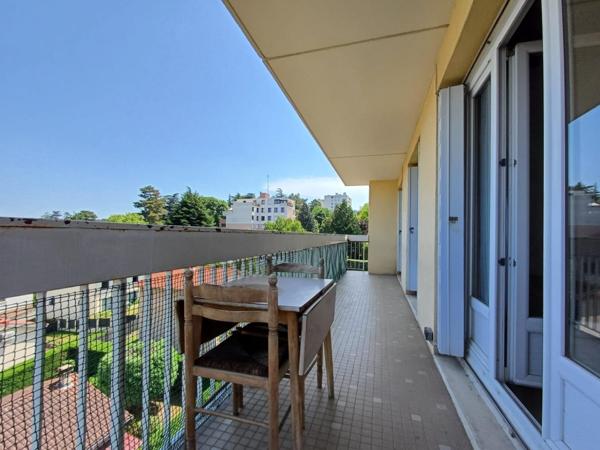 Agréable appartement familial situé au 4ème et dernier étage d’une petite résidence avec ascenseur et au pied des transports.