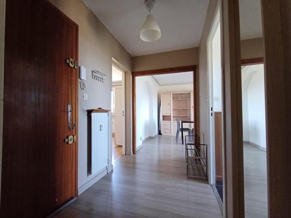 Agréable appartement familial situé au 4ème et dernier étage d’une petite résidence avec ascenseur et au pied des transports.