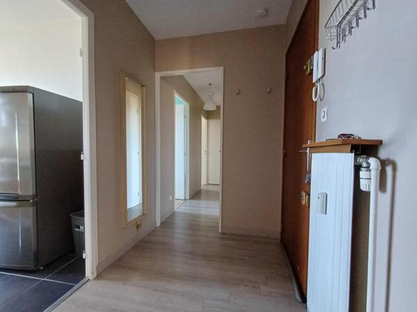 Agréable appartement familial situé au 4ème et dernier étage d’une petite résidence avec ascenseur et au pied des transports.