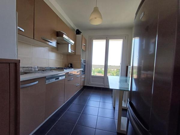 Agréable appartement familial situé au 4ème et dernier étage d’une petite résidence avec ascenseur et au pied des transports.