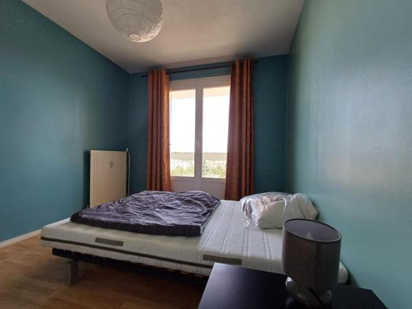 Agréable appartement familial situé au 4ème et dernier étage d’une petite résidence avec ascenseur et au pied des transports.