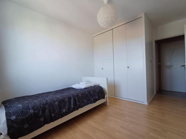 Agréable appartement familial situé au 4ème et dernier étage d’une petite résidence avec ascenseur et au pied des transports.