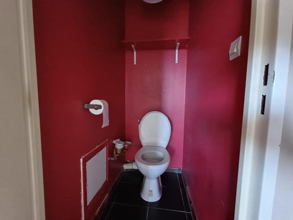 Agréable appartement familial situé au 4ème et dernier étage d’une petite résidence avec ascenseur et au pied des transports.