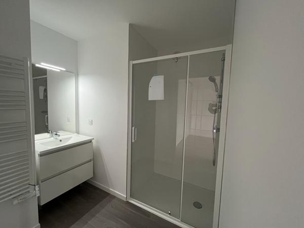 Appartement T5 avec terrasse de 63m² à louer à Saint Erblon - Très bon état