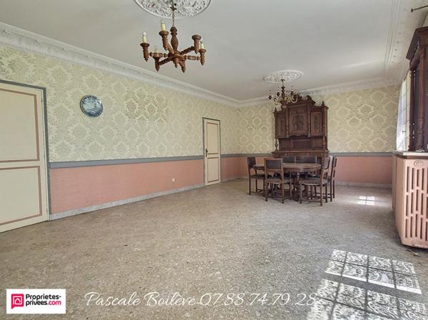 Maison  avec diverses dépendances et appartement - VERNANTES (49390)