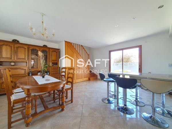 Maison familiale 120 m², 5 chambres, grand jardin avec arbres fruitiers, double garage avec fosse.