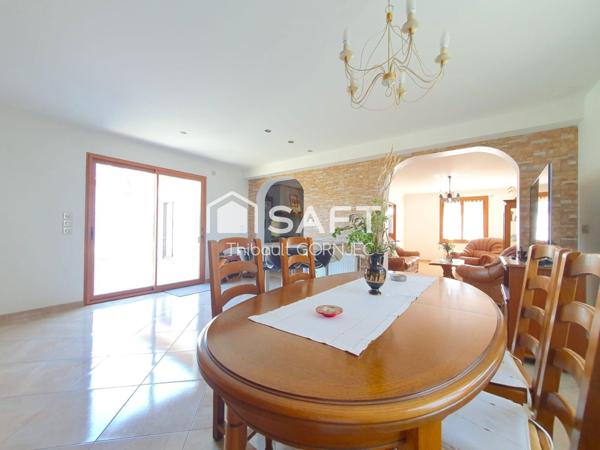 Maison familiale 120 m², 5 chambres, grand jardin avec arbres fruitiers, double garage avec fosse.