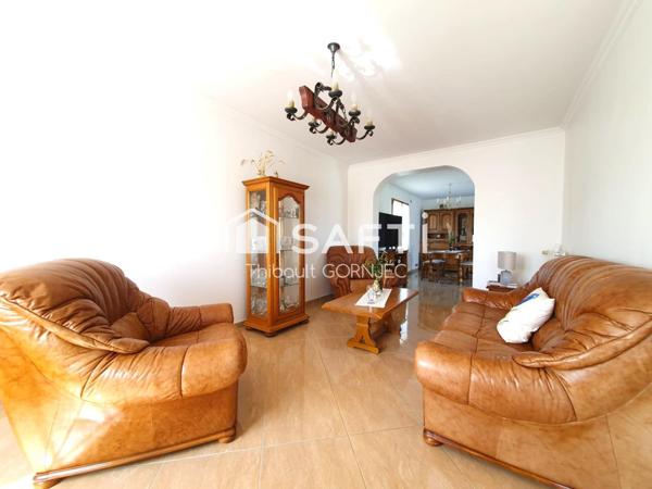 Maison familiale 120 m², 5 chambres, grand jardin avec arbres fruitiers, double garage avec fosse.