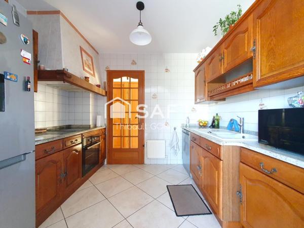 Maison familiale 120 m², 5 chambres, grand jardin avec arbres fruitiers, double garage avec fosse.
