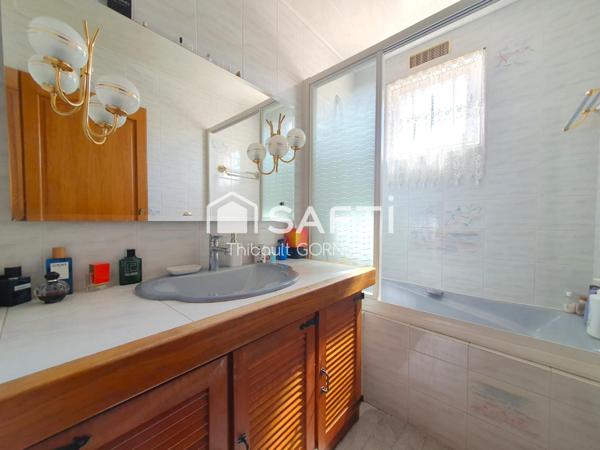 Maison familiale 120 m², 5 chambres, grand jardin avec arbres fruitiers, double garage avec fosse.