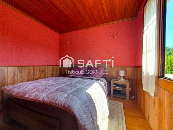 Maison familiale 120 m², 5 chambres, grand jardin avec arbres fruitiers, double garage avec fosse.
