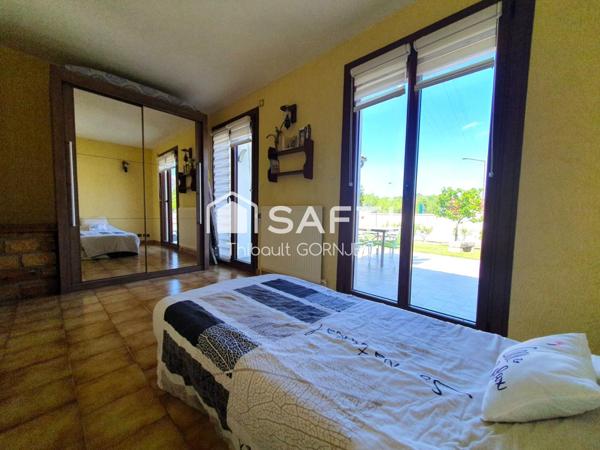 Maison familiale 120 m², 5 chambres, grand jardin avec arbres fruitiers, double garage avec fosse.