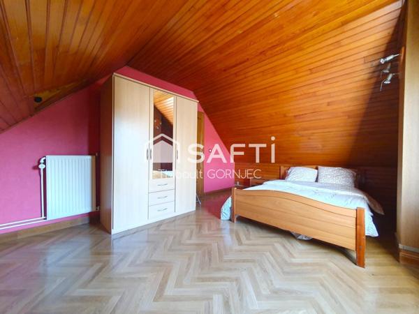 Maison familiale 120 m², 5 chambres, grand jardin avec arbres fruitiers, double garage avec fosse.