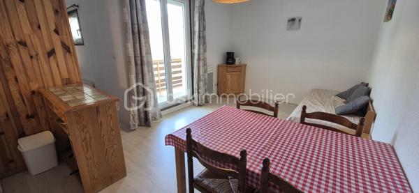 🏔️✨ APPARTEMENT T2 – 6 COUCHAGES – SKIS AUX PIEDS – LE SEIGNUS D'ALLOS
❤️ VOTRE PIED-À-TERRE AU CŒUR DE LA MONTAGNE !
À Allos, dans la station du Seignus, destination incontournable pour le ski l'hiver ⛷️ et le VTT l'été 🚵‍♂️, découvrez ce bel appartement T2 de 28 m², idéalement situé dans une résidence calme, bien entretenue et recherchée.
Au cœur du Val d'Allos, aux portes du Parc National du Mercantour, à proximité des sources du Verdon et des majestueuses Gorges du Verdon, ce bien vous permettra de profiter d'un environnement naturel exceptionnel tout au long de l'année. 🌲🏔️💧
________________________________________
✨ DESCRIPTIF DU BIEN
🏡 Appartement T2 d'environ 28 m²
Il se compose de :
🛋️ Un séjour lumineux avec canapé convertible,
🍽️ Une cuisine aménagée et équipée,
🛏️ Une chambre indépendante,
🛌 Un espace avec lits superposés, permettant d'accueillir confortablement jusqu'à 6 couchages,
🚿 Une salle d'eau,
🚽 Toilettes séparées,
🌞 Une agréable terrasse offrant une belle vue sur les montagnes.
________________________________________
🎿 CONFORT & ÉQUIPEMENTS
🎿 Départ skis aux pieds
🎿 Casier à skis
🚗 Parking privatif réservé aux résidents
🧳 Appartement fonctionnel, idéal pour les vacances en famille ou entre amis.
________________________________________
📍 UN EMPLACEMENT PRIVILÉGIÉ
⛷️ Accès immédiat aux pistes de ski du Seignus d'Allos.
🚵‍♂️ Station dynamique en toutes saisons : VTT, randonnée, trail et nombreuses activités de pleine nature.
🌿 Aux portes du Parc National du Mercantour.
💧 À proximité du Lac d'Allos, des sources du Verdon et des célèbres Gorges du Verdon.
🏡 Un cadre de vie exceptionnel pour les amoureux de la montagne.
________________________________________
⭐ LES ATOUTS
💙 Résidence calme et bien entretenue
⛷️ Skis aux pieds
🛏️ Jusqu'à 6 couchages
🌄 Terrasse avec vue montagne
🚗 Parking privatif
🎿 Casier à skis
💰 Idéal en résidence secondaire ou pour un investissement locatif saisonnier.
________________________________________
✨ Un appartement confortable et idéalement situé, où il ne vous restera plus qu'à chausser les skis ou enfourcher votre VTT pour profiter pleinement des plaisirs de la montagne !
📞 N'attendez plus pour venir le découvrir ! Contactez-moi dès aujourd'hui pour plus d'informations ou organiser une visite.
🏔️ Le Val d'Allos, bien plus qu'une destination… un art de vivre au cœur des Alpes