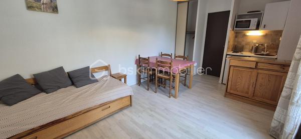 🏔️✨ APPARTEMENT T2 – 6 COUCHAGES – SKIS AUX PIEDS – LE SEIGNUS D'ALLOS
❤️ VOTRE PIED-À-TERRE AU CŒUR DE LA MONTAGNE !
À Allos, dans la station du Seignus, destination incontournable pour le ski l'hiver ⛷️ et le VTT l'été 🚵‍♂️, découvrez ce bel appartement T2 de 28 m², idéalement situé dans une résidence calme, bien entretenue et recherchée.
Au cœur du Val d'Allos, aux portes du Parc National du Mercantour, à proximité des sources du Verdon et des majestueuses Gorges du Verdon, ce bien vous permettra de profiter d'un environnement naturel exceptionnel tout au long de l'année. 🌲🏔️💧
________________________________________
✨ DESCRIPTIF DU BIEN
🏡 Appartement T2 d'environ 28 m²
Il se compose de :
🛋️ Un séjour lumineux avec canapé convertible,
🍽️ Une cuisine aménagée et équipée,
🛏️ Une chambre indépendante,
🛌 Un espace avec lits superposés, permettant d'accueillir confortablement jusqu'à 6 couchages,
🚿 Une salle d'eau,
🚽 Toilettes séparées,
🌞 Une agréable terrasse offrant une belle vue sur les montagnes.
________________________________________
🎿 CONFORT & ÉQUIPEMENTS
🎿 Départ skis aux pieds
🎿 Casier à skis
🚗 Parking privatif réservé aux résidents
🧳 Appartement fonctionnel, idéal pour les vacances en famille ou entre amis.
________________________________________
📍 UN EMPLACEMENT PRIVILÉGIÉ
⛷️ Accès immédiat aux pistes de ski du Seignus d'Allos.
🚵‍♂️ Station dynamique en toutes saisons : VTT, randonnée, trail et nombreuses activités de pleine nature.
🌿 Aux portes du Parc National du Mercantour.
💧 À proximité du Lac d'Allos, des sources du Verdon et des célèbres Gorges du Verdon.
🏡 Un cadre de vie exceptionnel pour les amoureux de la montagne.
________________________________________
⭐ LES ATOUTS
💙 Résidence calme et bien entretenue
⛷️ Skis aux pieds
🛏️ Jusqu'à 6 couchages
🌄 Terrasse avec vue montagne
🚗 Parking privatif
🎿 Casier à skis
💰 Idéal en résidence secondaire ou pour un investissement locatif saisonnier.
________________________________________
✨ Un appartement confortable et idéalement situé, où il ne vous restera plus qu'à chausser les skis ou enfourcher votre VTT pour profiter pleinement des plaisirs de la montagne !
📞 N'attendez plus pour venir le découvrir ! Contactez-moi dès aujourd'hui pour plus d'informations ou organiser une visite.
🏔️ Le Val d'Allos, bien plus qu'une destination… un art de vivre au cœur des Alpes