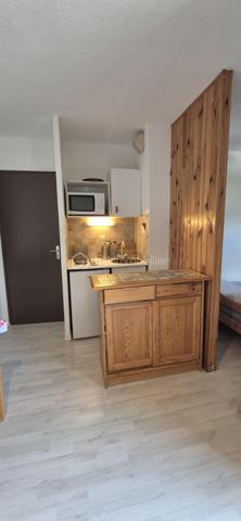🏔️✨ APPARTEMENT T2 – 6 COUCHAGES – SKIS AUX PIEDS – LE SEIGNUS D'ALLOS
❤️ VOTRE PIED-À-TERRE AU CŒUR DE LA MONTAGNE !
À Allos, dans la station du Seignus, destination incontournable pour le ski l'hiver ⛷️ et le VTT l'été 🚵‍♂️, découvrez ce bel appartement T2 de 28 m², idéalement situé dans une résidence calme, bien entretenue et recherchée.
Au cœur du Val d'Allos, aux portes du Parc National du Mercantour, à proximité des sources du Verdon et des majestueuses Gorges du Verdon, ce bien vous permettra de profiter d'un environnement naturel exceptionnel tout au long de l'année. 🌲🏔️💧
________________________________________
✨ DESCRIPTIF DU BIEN
🏡 Appartement T2 d'environ 28 m²
Il se compose de :
🛋️ Un séjour lumineux avec canapé convertible,
🍽️ Une cuisine aménagée et équipée,
🛏️ Une chambre indépendante,
🛌 Un espace avec lits superposés, permettant d'accueillir confortablement jusqu'à 6 couchages,
🚿 Une salle d'eau,
🚽 Toilettes séparées,
🌞 Une agréable terrasse offrant une belle vue sur les montagnes.
________________________________________
🎿 CONFORT & ÉQUIPEMENTS
🎿 Départ skis aux pieds
🎿 Casier à skis
🚗 Parking privatif réservé aux résidents
🧳 Appartement fonctionnel, idéal pour les vacances en famille ou entre amis.
________________________________________
📍 UN EMPLACEMENT PRIVILÉGIÉ
⛷️ Accès immédiat aux pistes de ski du Seignus d'Allos.
🚵‍♂️ Station dynamique en toutes saisons : VTT, randonnée, trail et nombreuses activités de pleine nature.
🌿 Aux portes du Parc National du Mercantour.
💧 À proximité du Lac d'Allos, des sources du Verdon et des célèbres Gorges du Verdon.
🏡 Un cadre de vie exceptionnel pour les amoureux de la montagne.
________________________________________
⭐ LES ATOUTS
💙 Résidence calme et bien entretenue
⛷️ Skis aux pieds
🛏️ Jusqu'à 6 couchages
🌄 Terrasse avec vue montagne
🚗 Parking privatif
🎿 Casier à skis
💰 Idéal en résidence secondaire ou pour un investissement locatif saisonnier.
________________________________________
✨ Un appartement confortable et idéalement situé, où il ne vous restera plus qu'à chausser les skis ou enfourcher votre VTT pour profiter pleinement des plaisirs de la montagne !
📞 N'attendez plus pour venir le découvrir ! Contactez-moi dès aujourd'hui pour plus d'informations ou organiser une visite.
🏔️ Le Val d'Allos, bien plus qu'une destination… un art de vivre au cœur des Alpes