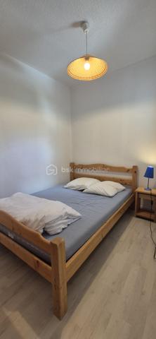 🏔️✨ APPARTEMENT T2 – 6 COUCHAGES – SKIS AUX PIEDS – LE SEIGNUS D'ALLOS
❤️ VOTRE PIED-À-TERRE AU CŒUR DE LA MONTAGNE !
À Allos, dans la station du Seignus, destination incontournable pour le ski l'hiver ⛷️ et le VTT l'été 🚵‍♂️, découvrez ce bel appartement T2 de 28 m², idéalement situé dans une résidence calme, bien entretenue et recherchée.
Au cœur du Val d'Allos, aux portes du Parc National du Mercantour, à proximité des sources du Verdon et des majestueuses Gorges du Verdon, ce bien vous permettra de profiter d'un environnement naturel exceptionnel tout au long de l'année. 🌲🏔️💧
________________________________________
✨ DESCRIPTIF DU BIEN
🏡 Appartement T2 d'environ 28 m²
Il se compose de :
🛋️ Un séjour lumineux avec canapé convertible,
🍽️ Une cuisine aménagée et équipée,
🛏️ Une chambre indépendante,
🛌 Un espace avec lits superposés, permettant d'accueillir confortablement jusqu'à 6 couchages,
🚿 Une salle d'eau,
🚽 Toilettes séparées,
🌞 Une agréable terrasse offrant une belle vue sur les montagnes.
________________________________________
🎿 CONFORT & ÉQUIPEMENTS
🎿 Départ skis aux pieds
🎿 Casier à skis
🚗 Parking privatif réservé aux résidents
🧳 Appartement fonctionnel, idéal pour les vacances en famille ou entre amis.
________________________________________
📍 UN EMPLACEMENT PRIVILÉGIÉ
⛷️ Accès immédiat aux pistes de ski du Seignus d'Allos.
🚵‍♂️ Station dynamique en toutes saisons : VTT, randonnée, trail et nombreuses activités de pleine nature.
🌿 Aux portes du Parc National du Mercantour.
💧 À proximité du Lac d'Allos, des sources du Verdon et des célèbres Gorges du Verdon.
🏡 Un cadre de vie exceptionnel pour les amoureux de la montagne.
________________________________________
⭐ LES ATOUTS
💙 Résidence calme et bien entretenue
⛷️ Skis aux pieds
🛏️ Jusqu'à 6 couchages
🌄 Terrasse avec vue montagne
🚗 Parking privatif
🎿 Casier à skis
💰 Idéal en résidence secondaire ou pour un investissement locatif saisonnier.
________________________________________
✨ Un appartement confortable et idéalement situé, où il ne vous restera plus qu'à chausser les skis ou enfourcher votre VTT pour profiter pleinement des plaisirs de la montagne !
📞 N'attendez plus pour venir le découvrir ! Contactez-moi dès aujourd'hui pour plus d'informations ou organiser une visite.
🏔️ Le Val d'Allos, bien plus qu'une destination… un art de vivre au cœur des Alpes