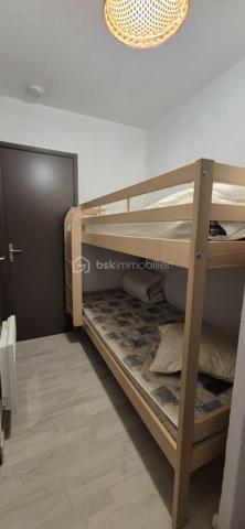 🏔️✨ APPARTEMENT T2 – 6 COUCHAGES – SKIS AUX PIEDS – LE SEIGNUS D'ALLOS
❤️ VOTRE PIED-À-TERRE AU CŒUR DE LA MONTAGNE !
À Allos, dans la station du Seignus, destination incontournable pour le ski l'hiver ⛷️ et le VTT l'été 🚵‍♂️, découvrez ce bel appartement T2 de 28 m², idéalement situé dans une résidence calme, bien entretenue et recherchée.
Au cœur du Val d'Allos, aux portes du Parc National du Mercantour, à proximité des sources du Verdon et des majestueuses Gorges du Verdon, ce bien vous permettra de profiter d'un environnement naturel exceptionnel tout au long de l'année. 🌲🏔️💧
________________________________________
✨ DESCRIPTIF DU BIEN
🏡 Appartement T2 d'environ 28 m²
Il se compose de :
🛋️ Un séjour lumineux avec canapé convertible,
🍽️ Une cuisine aménagée et équipée,
🛏️ Une chambre indépendante,
🛌 Un espace avec lits superposés, permettant d'accueillir confortablement jusqu'à 6 couchages,
🚿 Une salle d'eau,
🚽 Toilettes séparées,
🌞 Une agréable terrasse offrant une belle vue sur les montagnes.
________________________________________
🎿 CONFORT & ÉQUIPEMENTS
🎿 Départ skis aux pieds
🎿 Casier à skis
🚗 Parking privatif réservé aux résidents
🧳 Appartement fonctionnel, idéal pour les vacances en famille ou entre amis.
________________________________________
📍 UN EMPLACEMENT PRIVILÉGIÉ
⛷️ Accès immédiat aux pistes de ski du Seignus d'Allos.
🚵‍♂️ Station dynamique en toutes saisons : VTT, randonnée, trail et nombreuses activités de pleine nature.
🌿 Aux portes du Parc National du Mercantour.
💧 À proximité du Lac d'Allos, des sources du Verdon et des célèbres Gorges du Verdon.
🏡 Un cadre de vie exceptionnel pour les amoureux de la montagne.
________________________________________
⭐ LES ATOUTS
💙 Résidence calme et bien entretenue
⛷️ Skis aux pieds
🛏️ Jusqu'à 6 couchages
🌄 Terrasse avec vue montagne
🚗 Parking privatif
🎿 Casier à skis
💰 Idéal en résidence secondaire ou pour un investissement locatif saisonnier.
________________________________________
✨ Un appartement confortable et idéalement situé, où il ne vous restera plus qu'à chausser les skis ou enfourcher votre VTT pour profiter pleinement des plaisirs de la montagne !
📞 N'attendez plus pour venir le découvrir ! Contactez-moi dès aujourd'hui pour plus d'informations ou organiser une visite.
🏔️ Le Val d'Allos, bien plus qu'une destination… un art de vivre au cœur des Alpes