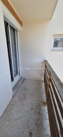 🏔️✨ APPARTEMENT T2 – 6 COUCHAGES – SKIS AUX PIEDS – LE SEIGNUS D'ALLOS
❤️ VOTRE PIED-À-TERRE AU CŒUR DE LA MONTAGNE !
À Allos, dans la station du Seignus, destination incontournable pour le ski l'hiver ⛷️ et le VTT l'été 🚵‍♂️, découvrez ce bel appartement T2 de 28 m², idéalement situé dans une résidence calme, bien entretenue et recherchée.
Au cœur du Val d'Allos, aux portes du Parc National du Mercantour, à proximité des sources du Verdon et des majestueuses Gorges du Verdon, ce bien vous permettra de profiter d'un environnement naturel exceptionnel tout au long de l'année. 🌲🏔️💧
________________________________________
✨ DESCRIPTIF DU BIEN
🏡 Appartement T2 d'environ 28 m²
Il se compose de :
🛋️ Un séjour lumineux avec canapé convertible,
🍽️ Une cuisine aménagée et équipée,
🛏️ Une chambre indépendante,
🛌 Un espace avec lits superposés, permettant d'accueillir confortablement jusqu'à 6 couchages,
🚿 Une salle d'eau,
🚽 Toilettes séparées,
🌞 Une agréable terrasse offrant une belle vue sur les montagnes.
________________________________________
🎿 CONFORT & ÉQUIPEMENTS
🎿 Départ skis aux pieds
🎿 Casier à skis
🚗 Parking privatif réservé aux résidents
🧳 Appartement fonctionnel, idéal pour les vacances en famille ou entre amis.
________________________________________
📍 UN EMPLACEMENT PRIVILÉGIÉ
⛷️ Accès immédiat aux pistes de ski du Seignus d'Allos.
🚵‍♂️ Station dynamique en toutes saisons : VTT, randonnée, trail et nombreuses activités de pleine nature.
🌿 Aux portes du Parc National du Mercantour.
💧 À proximité du Lac d'Allos, des sources du Verdon et des célèbres Gorges du Verdon.
🏡 Un cadre de vie exceptionnel pour les amoureux de la montagne.
________________________________________
⭐ LES ATOUTS
💙 Résidence calme et bien entretenue
⛷️ Skis aux pieds
🛏️ Jusqu'à 6 couchages
🌄 Terrasse avec vue montagne
🚗 Parking privatif
🎿 Casier à skis
💰 Idéal en résidence secondaire ou pour un investissement locatif saisonnier.
________________________________________
✨ Un appartement confortable et idéalement situé, où il ne vous restera plus qu'à chausser les skis ou enfourcher votre VTT pour profiter pleinement des plaisirs de la montagne !
📞 N'attendez plus pour venir le découvrir ! Contactez-moi dès aujourd'hui pour plus d'informations ou organiser une visite.
🏔️ Le Val d'Allos, bien plus qu'une destination… un art de vivre au cœur des Alpes