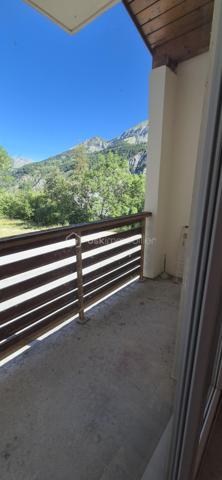 🏔️✨ APPARTEMENT T2 – 6 COUCHAGES – SKIS AUX PIEDS – LE SEIGNUS D'ALLOS
❤️ VOTRE PIED-À-TERRE AU CŒUR DE LA MONTAGNE !
À Allos, dans la station du Seignus, destination incontournable pour le ski l'hiver ⛷️ et le VTT l'été 🚵‍♂️, découvrez ce bel appartement T2 de 28 m², idéalement situé dans une résidence calme, bien entretenue et recherchée.
Au cœur du Val d'Allos, aux portes du Parc National du Mercantour, à proximité des sources du Verdon et des majestueuses Gorges du Verdon, ce bien vous permettra de profiter d'un environnement naturel exceptionnel tout au long de l'année. 🌲🏔️💧
________________________________________
✨ DESCRIPTIF DU BIEN
🏡 Appartement T2 d'environ 28 m²
Il se compose de :
🛋️ Un séjour lumineux avec canapé convertible,
🍽️ Une cuisine aménagée et équipée,
🛏️ Une chambre indépendante,
🛌 Un espace avec lits superposés, permettant d'accueillir confortablement jusqu'à 6 couchages,
🚿 Une salle d'eau,
🚽 Toilettes séparées,
🌞 Une agréable terrasse offrant une belle vue sur les montagnes.
________________________________________
🎿 CONFORT & ÉQUIPEMENTS
🎿 Départ skis aux pieds
🎿 Casier à skis
🚗 Parking privatif réservé aux résidents
🧳 Appartement fonctionnel, idéal pour les vacances en famille ou entre amis.
________________________________________
📍 UN EMPLACEMENT PRIVILÉGIÉ
⛷️ Accès immédiat aux pistes de ski du Seignus d'Allos.
🚵‍♂️ Station dynamique en toutes saisons : VTT, randonnée, trail et nombreuses activités de pleine nature.
🌿 Aux portes du Parc National du Mercantour.
💧 À proximité du Lac d'Allos, des sources du Verdon et des célèbres Gorges du Verdon.
🏡 Un cadre de vie exceptionnel pour les amoureux de la montagne.
________________________________________
⭐ LES ATOUTS
💙 Résidence calme et bien entretenue
⛷️ Skis aux pieds
🛏️ Jusqu'à 6 couchages
🌄 Terrasse avec vue montagne
🚗 Parking privatif
🎿 Casier à skis
💰 Idéal en résidence secondaire ou pour un investissement locatif saisonnier.
________________________________________
✨ Un appartement confortable et idéalement situé, où il ne vous restera plus qu'à chausser les skis ou enfourcher votre VTT pour profiter pleinement des plaisirs de la montagne !
📞 N'attendez plus pour venir le découvrir ! Contactez-moi dès aujourd'hui pour plus d'informations ou organiser une visite.
🏔️ Le Val d'Allos, bien plus qu'une destination… un art de vivre au cœur des Alpes