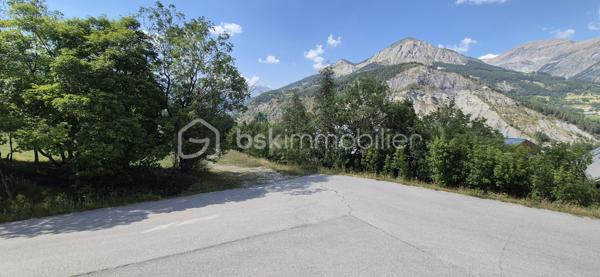🏔️✨ APPARTEMENT T2 – 6 COUCHAGES – SKIS AUX PIEDS – LE SEIGNUS D'ALLOS
❤️ VOTRE PIED-À-TERRE AU CŒUR DE LA MONTAGNE !
À Allos, dans la station du Seignus, destination incontournable pour le ski l'hiver ⛷️ et le VTT l'été 🚵‍♂️, découvrez ce bel appartement T2 de 28 m², idéalement situé dans une résidence calme, bien entretenue et recherchée.
Au cœur du Val d'Allos, aux portes du Parc National du Mercantour, à proximité des sources du Verdon et des majestueuses Gorges du Verdon, ce bien vous permettra de profiter d'un environnement naturel exceptionnel tout au long de l'année. 🌲🏔️💧
________________________________________
✨ DESCRIPTIF DU BIEN
🏡 Appartement T2 d'environ 28 m²
Il se compose de :
🛋️ Un séjour lumineux avec canapé convertible,
🍽️ Une cuisine aménagée et équipée,
🛏️ Une chambre indépendante,
🛌 Un espace avec lits superposés, permettant d'accueillir confortablement jusqu'à 6 couchages,
🚿 Une salle d'eau,
🚽 Toilettes séparées,
🌞 Une agréable terrasse offrant une belle vue sur les montagnes.
________________________________________
🎿 CONFORT & ÉQUIPEMENTS
🎿 Départ skis aux pieds
🎿 Casier à skis
🚗 Parking privatif réservé aux résidents
🧳 Appartement fonctionnel, idéal pour les vacances en famille ou entre amis.
________________________________________
📍 UN EMPLACEMENT PRIVILÉGIÉ
⛷️ Accès immédiat aux pistes de ski du Seignus d'Allos.
🚵‍♂️ Station dynamique en toutes saisons : VTT, randonnée, trail et nombreuses activités de pleine nature.
🌿 Aux portes du Parc National du Mercantour.
💧 À proximité du Lac d'Allos, des sources du Verdon et des célèbres Gorges du Verdon.
🏡 Un cadre de vie exceptionnel pour les amoureux de la montagne.
________________________________________
⭐ LES ATOUTS
💙 Résidence calme et bien entretenue
⛷️ Skis aux pieds
🛏️ Jusqu'à 6 couchages
🌄 Terrasse avec vue montagne
🚗 Parking privatif
🎿 Casier à skis
💰 Idéal en résidence secondaire ou pour un investissement locatif saisonnier.
________________________________________
✨ Un appartement confortable et idéalement situé, où il ne vous restera plus qu'à chausser les skis ou enfourcher votre VTT pour profiter pleinement des plaisirs de la montagne !
📞 N'attendez plus pour venir le découvrir ! Contactez-moi dès aujourd'hui pour plus d'informations ou organiser une visite.
🏔️ Le Val d'Allos, bien plus qu'une destination… un art de vivre au cœur des Alpes