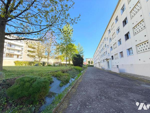 T3 DERNIER ETAGE A BREQUIGNY AU CALME !